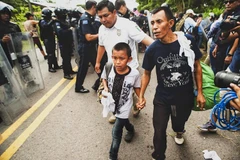 Lực lượng chức năng Mexico bắt giữ một nhóm người di cư tại Tapachula, bang Chiapas khi nhóm người này đang cố gắng tới Mỹ ngày 12/10. (Ảnh: AFP/TTXVN)