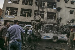 Lực lượng an ninh điều tra tại hiện trường một vụ đánh bom ở Syria. (Ảnh: AFP/TTXVN)