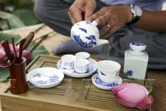 Thú thưởng thức trà sen Tây Hồ là một nét văn hóa đặc sắc của người Hà Thành. (Nguồn: Báo ảnh Việt Nam)