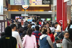 Người dân mua sắm trong dịp Lễ Tạ ơn ở Ontario, California của Mỹ, ngày 29/11 vừa qua. (Ảnh: THX/TTXVN)