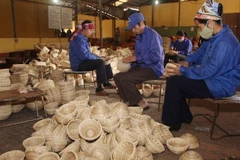Sản xuất các sản phẩm từ mây tre đan phục vụ xuất khẩu sang thị trường EU, Mỹ, Nhật Bản. (Ảnh: Trần Việt/TTXVN)