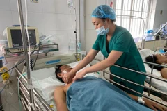 Bệnh nhân đã tỉnh táo và đang được chăm sóc tại giường bệnh. (Ảnh: TTXVN phát)