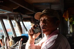 Thuyền trưởng Lê Văn Chiến chuẩn bị ra khơi. (Ảnh: Văn Dũng/TTXVN)