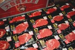 Thịt bò nhập khẩu được bày bán tại siêu thị. (Ảnh: AFP/TTXVN)