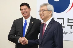 Thứ trướng Bộ Ngoại giao Mỹ phụ trách phát triển kinh tế, năng lượng và môi trường Keith Krach (trái) và Thứ trưởng thứ hai Bộ Ngoại giao Hàn Quốc Lee Tae-ho (phải) tại Đối thoại kinh tế cấp cao ở Seoul ngày 6/11. (Ảnh: Yonhap/TTXVN)