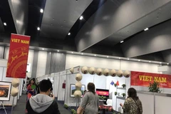 Khách thăm quan gian hàng triển lãm của Việt Nam. (Ảnh: Thương vụ Việt Nam tại Australia cung cấp) 