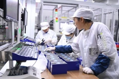 Công nhân làm việc tại nhà máy ở Ninh Đức, tỉnh Phúc Kiến, Đông Nam Trung Quốc. (Ảnh: THX/TTXVN)