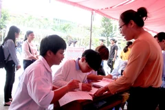 Sinh viên tìm hiểu thông tin tuyển dụng tại Ngày hội việc làm. (Ảnh minh họa: Lê Thúy Hằng/TTXVN)