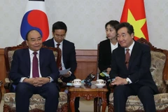 Thủ tướng Nguyễn Xuân Phúc gặp Thủ tướng Hàn Quốc Lee Nak-yeon. (Ảnh: Thống Nhất/TTXVN)