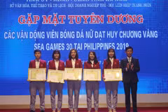 Trao Bằng khen của UBND tỉnh Hà Nam tặng 5 nữ cầu thủ. (Ảnh: Nguyễn Chinh/TTXVN)