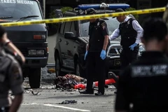 Cảnh sát Indonesia điều tra tại hiện trường vụ đánh bom liều chết bên ngoài đồn cảnh sát trên đảo Sumatra của Indonesia ngày 13/11 vừa qua. (Ảnh: AFP/TTXVN)