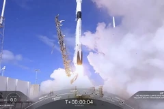 Tên lửa Falcon 9 mang theo 60 vệ tinh nhỏ rời bệ phóng ở căn cứ không quân Mũi Canaveral, bang Florida, Mỹ ngày 11/11 vừa qua. (Ảnh: AFP/TTXVN)