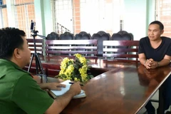 Đối tượng Phan Thanh Tuấn tại cơ quan công an. (Ảnh: Nguyễn Văn Việt/TTXVN)