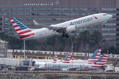 Máy bay của hãng hàng không American Airlines tại sân bay Ronald Reagan ở Arlington, Virginia của Mỹ. (Ảnh: AFP/TTXVN)
