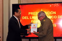 Đại sứ Việt Nam tại Cuba Nguyễn Trung Thành trao tặng Sách trắng Quốc phòng Việt Nam 2019 cho Thượng tướng Alvaro Lopez Miera, Ủy viên Bộ Chính trị, Tổng tham mưu trưởng và Thứ trưởng thứ nhất Bộ Các lực lượng vũ trang cách mạng Cuba. (Ảnh: Vũ Lê Hà/TTXVN