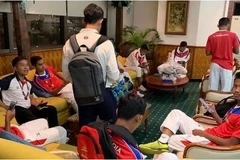 Đội bóng đá U22 Campuchia tại Manila "phải chờ khoảng 8-9 giờ" để đến khách sạn của họ. (Nguồn: ASEAN Football News)