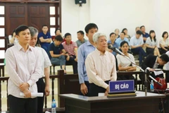 Các bị cáo khai báo tại Phiên tòa phúc thẩm. (Ảnh: Doãn Tấn/TTXVN)