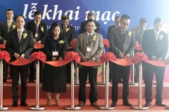 Cắt băng khai mạc triển lãm VietnamPrintPack. (Ảnh: Mỹ Phương/TTXVN)