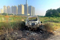 Chiếc xe bị đốt cháy, tình nghi có liên quan đến vụ án mạng. (Ảnh: TTXVN phát)