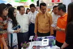 Đại biểu tham quan các gian hàng tại Triển lãm “Thương hiệu Việt Nam tại Myanmar - Chất lượng hướng đến thành công.” (Ảnh: TTXVN phát)