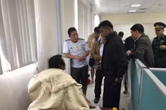 Các thuyền viên tàu bị nạn đã được đưa vào bờ an toàn. (Ảnh: TTXVN phát)