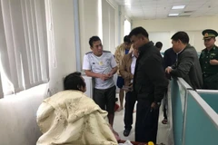 Các thuyền viên tàu bị nạn đã được đưa vào bờ an toàn. (Ảnh: TTXVN phát)