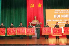 Thiếu tướng Ngô Tuấn Nghĩa, Chính ủy Bộ Tư lệnh thành phố Hồ Chí Minh, trao Cờ thi đua của Bộ Tư lệnh Quân khu 7 cho đại diện 7 đơn vị thuộc lực lượng vũ trang thành phố có thành tích xuất sắc. (Ảnh: Xuân Khu/TTXVN)