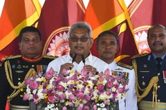 Tân Tổng thống Sri Lanka Gotabaya Rajapaksa (giữa) tuyên thệ nhậm chức. (Ảnh: AFP/TTXVN)