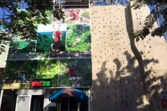 Di tích Angten Parabol Núi Lớn bị các công trình vui chơi giải trí, khách sạn bao vây lấn chiếm. (Ảnh: Đoàn Mạnh Dương/TTXVN)