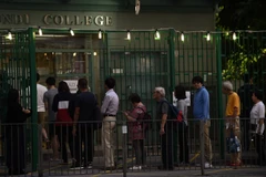 Người dân xếp hàng chờ bỏ phiếu bầu các thành viên Hội đồng cấp quận tại điểm bầu cử ở Hong Kong (Trung Quốc) ngày 24/11. (Ảnh: AFP/TTXVN)