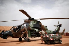 Những người lính Pháp làm việc trên một máy bay trực thăng tại căn cứ ở Gao, phía bắc Mali. (Nguồn: Reuters)