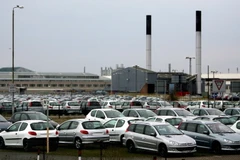 Ôtô đỗ tại kho bãi của nhà máy thuộc hãng sản xuất ô tô PSA của Pháp. (Ảnh: AFP/TTXVN)