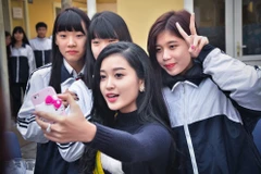 Á hậu Huyền My về trường cũ tri ân thầy cô và tặng học bổng