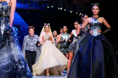 [Photo] Những nàng mèo đêm ma mị trong thiết kế của Chung Thanh Phong