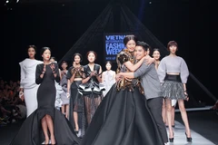 [Photo] Lý Giám Tiền tung chiêu với bộ sưu tập dựng phom 3D ấn tượng