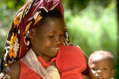 Khai mạc triển lãm ảnh “Cứu từng phụ nữ, Cứu từng đứa trẻ”