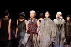 [Photo] Tsolo Munkh gây sốc với bộ sưu tập thời trang du mục 