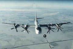 Máy bay trang bị tên lửa chiến lược TU-95 của Nga tấn công mục tiêu của khủng bố ở Syria. (Nguồn: AP/TTXVN)
