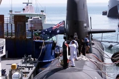Tàu ngầm HMAS Waller của Australia tại cảng Darwin ngày 20/9/1999. (Nguồn: AFP/TTXVN)