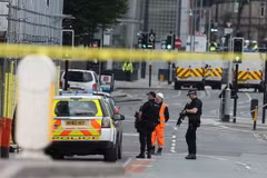 Cảnh sát có vũ trang Anh tuần tra tại khu vực Manchester Arena sau vụ tấn công ngày 23/5. (Nguồn: EPA/ TTXVN)