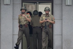 Binh sỹ quân đội Triều Tiên gác tại lễ kỷ niệm 63 năm Ngày ký Hiệp ước đình chiến giữa hai miền Triều Tiên ở Panmunjom, ngày 27/7. (Nguồn: EPA/TTXVN)