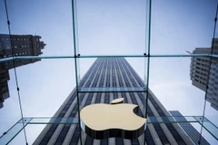 Biểu tượng của Tập đoàn Apple tại một cửa hàng ở New York, Mỹ ngày 16/6/2015. (Nguồn: AFP/TTXVN)