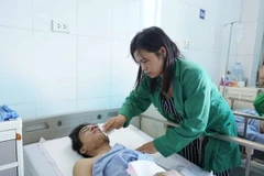 Nạn nhân Nguyễn Văn Minh (sinh năm 2000) đang được điều trị tại Bệnh viện Đa khoa tỉnh Bắc Ninh. (Ảnh: Diệp Trương-Thanh Thương/TTXVN)