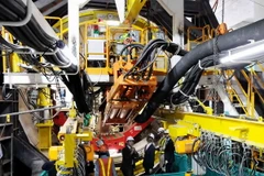 Các đại biểu tham quan hệ thống khoan ngầm TBM. (Ảnh: An Hiếu/TTXVN)