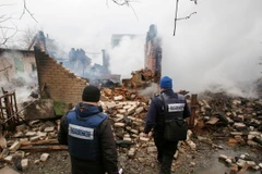 Các quan sát viên OSCE kiểm tra một tòa nhà bị phá hủy sau vụ nã pháo tại Avdiivka ngày 25/2. (Nguồn: EPA/TTXVN)