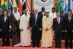 Tổng thống Mỹ Donald Trump (giữa), Quốc vương Saudi Arabia Salman Bin Abdul Aziz (thứ 3, phải), Quốc vương Jordan Abdullah II (thứ 2, phải) và Tổng thống Ai Cập Abdel Fattah al-Sisi (phải) chụp ảnh chung tại hội nghị ở Riyadh ngày 21/5. (Nguồn: AFP/TTXVN)