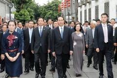 Chủ tịch nước Trần Đại Quang và Phu nhân tham quan Khu phố cổ của thành phố Phúc Châu. (Ảnh: Nhan Sáng/TTXVN)