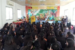 Thượng tọa Thích Đồng Huệ, Ủy viên Hội đồng Trị sự Giáo hội Phật giáo Việt Nam, Chủ tịch Hội Phật giáo Việt Nam tại Angola chủ trì buổi lễ. (Ảnh: Mạnh Hùng-Dư Hưng/Vietnam+)