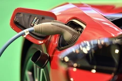 Ôtô điện BMW I8 của Hãng BMW được sạc điện. (Nguồn: AP/TTXVN)