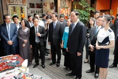 Chủ tịch nước Trần Đại Quang và Phu nhân tham quan khu Di sản phi vật thể trong Khu phố cổ của thành phố Phúc Châu. (Ảnh: Nhan Sáng/TTXVN)